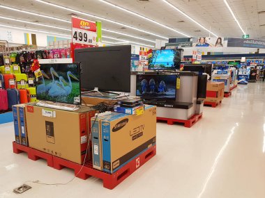 Chiang Rai, Tayland - 15 Şubat: mağaza iç görünümüyle koridor veya Satılık çeşitli elektrikli ürünler üzerinde 15 Şubat 2017 yılında Chiang rai, Tayland.