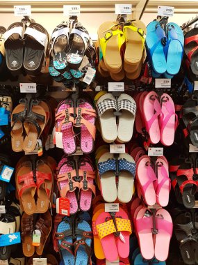 Chiang Rai, Tayland - 15 Şubat: Toe çeşitli marka sonrası sandalet Satılık süpermarket stand veya 15 Şubat 2017 rafta Chiang rai, Tayland.