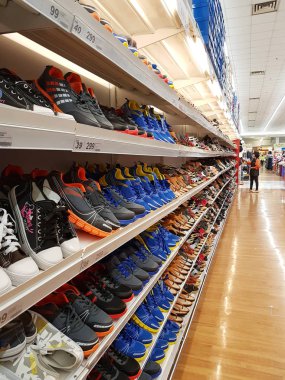 Chiang Rai, Tayland - 15 Şubat: çeşitli marka ayakkabı ambalajında Satılık süpermarket stand veya raf üzerinde 15 Şubat 2017 yılında Chiang rai, Tayland.