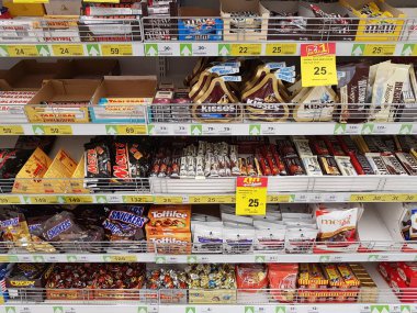 Chiang Rai, Tayland - 15 Şubat: çeşitli marka çikolata ambalajında Satılık süpermarket stand veya raf üzerinde 15 Şubat 2017 yılında Chiang rai, Tayland.