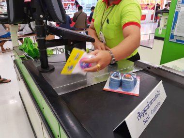 Chiang Rai, Tayland - 15 Şubat: barkod tarayıcı süpermarkette 15 Şubat 2017 üzerinde Chiang rai, Tayland kullanarak kadın satıcı kasiyer.