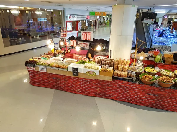 CHIANG RAI, TAILANDIA - 15 DE FEBRERO: comida vendida en grandes almacenes el 15 de febrero de 2017 en Chiang rai, Tailandia . — Foto de Stock