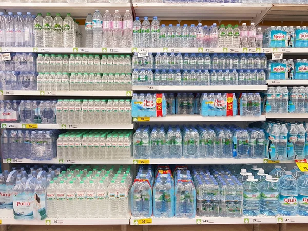 CHIANG RAI, THAILAND - FEVEREIRO 15: várias marcas de água mineral em embalagens para venda em stand de supermercado ou prateleira em 15 de fevereiro de 2017 em Chiang rai, Tailândia . — Fotografia de Stock