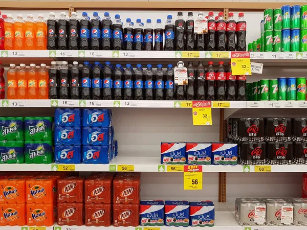 Chiang Rai, Thaiföld - február 15-én: különböző márkájú cola palackok eladása, szupermarket állvány vagy polc, február 15, 2017-Chiang Rai, Thaiföld. — Stock Fotó
