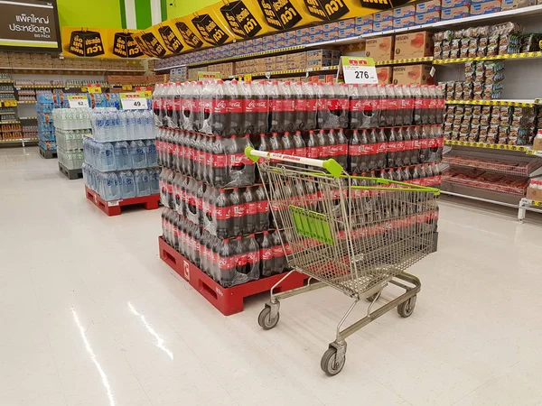 Chiang Rai, Thailand - 15 februari: verschillende merk van cola in flessen te koop met pushcart in supermarkt op 15 februari 2017 in Chiang rai, Thailand. — Stockfoto