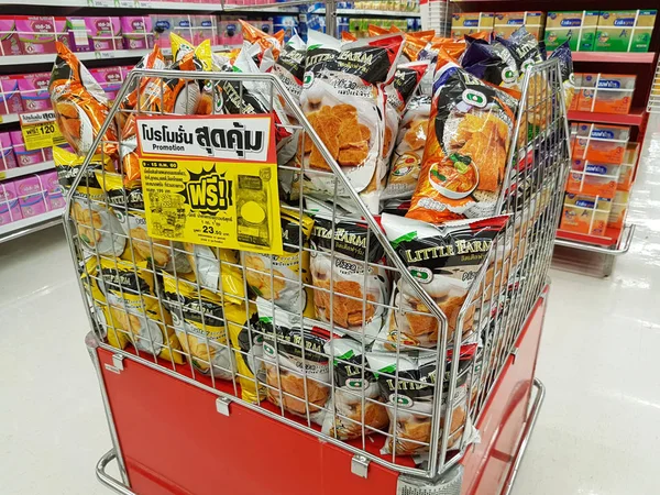 チェンライ, タイ - 2 月 15 日: スーパー スタンドの販売または 2017 年 2 月 15 日チェンライ、タイの上の棚のための包装でパンのトースト. — ストック写真