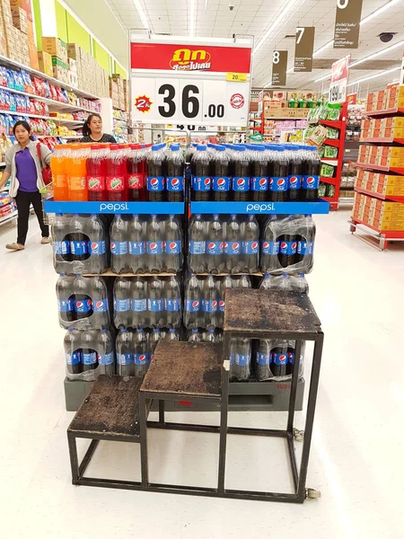 Chiang Rai, Thailand - 15 februari: verschillende merk van cola in flessen te koop met stappen in supermarkt op 15 februari 2017 in Chiang rai, Thailand. — Stockfoto