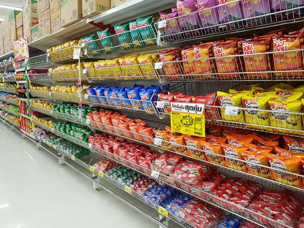 CHIANG RAI, TAILANDIA - 15 DE FEBRERO: varias marcas de aperitivos en envases para la venta en el stand o estante del supermercado el 15 de febrero de 2017 en Chiang rai, Tailandia . —  Fotos de Stock