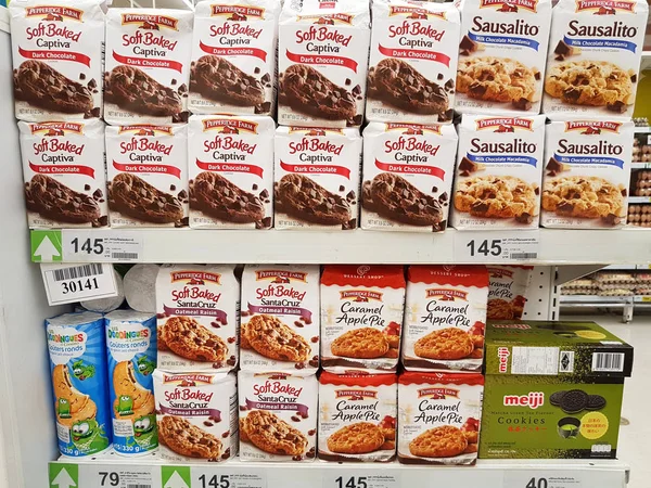 泰国清莱-2月15日: 在泰国清莱超市展台或货架上出售的各种品牌的包装软饼干. — 图库照片