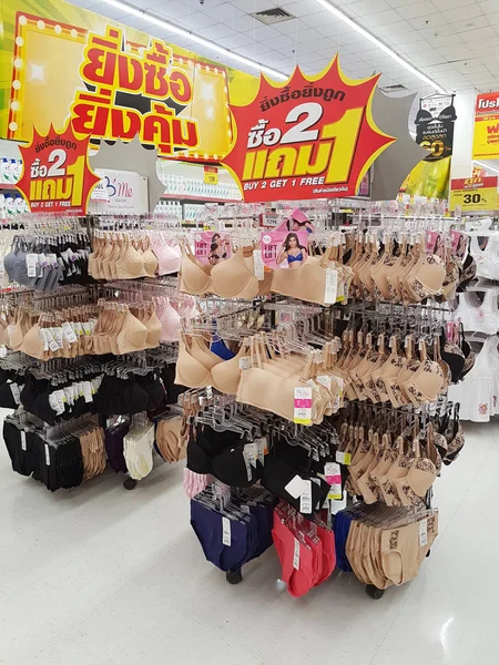 CHIANG RAI, TAILANDIA - 15 DE FEBRERO: varias marcas de sostenes en el stand o estante del supermercado el 15 de febrero de 2017 en Chiang rai, Tailandia . —  Fotos de Stock