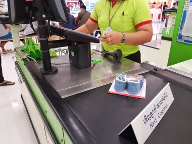 Chiang Rai, Tayland - 15 Şubat: barkod tarayıcı süpermarkette 15 Şubat 2017 üzerinde Chiang rai, Tayland kullanarak kadın satıcı kasiyer.