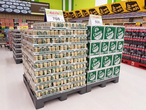 Chiang Rai, Thajsko - 15. února: různé značky piva v balení pro prodej na supermarket stojan nebo regál na 15 února 2017 v Chiang rai, Thajsko. — Stock fotografie