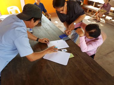 Chiang Rai, Tayland - 19 Aralık: Kimliği belirsiz Asyalı eski kağıt üzerinde 19 Aralık 2016 tedavi öncesi üzerinde parmak izi Chiang rai, Tayland kadın.