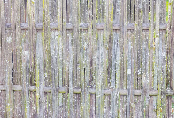 Oude grungy thai handwerk van bamboe weven patroon hek — Stockfoto