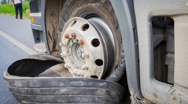 고속도로 거리, 흐린된 드라이버 18 휠러 세미 트럭 버스트 타이어 손상. — 스톡 사진