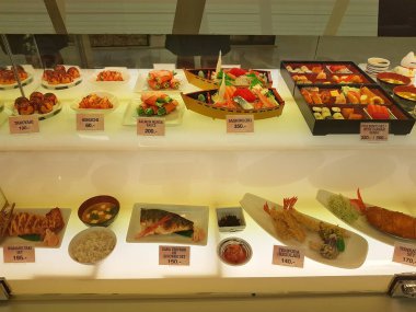 Chiang Rai, Tayland - 1 Mart: gıda penceresinde görüntülemek merkez Plaza alışveriş merkezinde 1 Mart 2017 üzerinde Chiang rai, Tayland