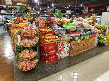 Chiang Rai, Tayland - 1 Mart: merkez Plaza mağazası süpermarkette raf 1 Mart 2017 üzerinde Chiang rai, Tayland satılan çeşitli meyve