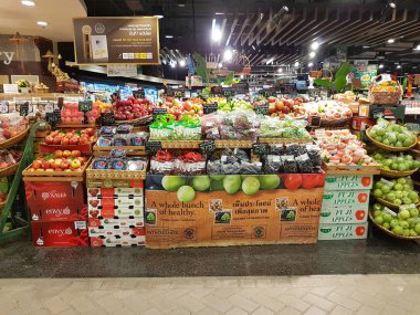 Chiang Rai, Tayland - 1 Mart: merkez Plaza mağazası süpermarkette raf 1 Mart 2017 üzerinde Chiang rai, Tayland satılan çeşitli meyve