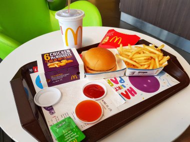 Chiang Rai, Tayland - 1 Mart: Burger, patates kızartması, meşrubat ve nuggets Mcdonald's restoranda masada 1 Mart 2017 üzerinde Chiang rai, Tayland balık
