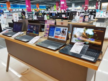 Chiang Rai, Tayland - 1 Mart: mağaza iç görünümü ile bilgisayar bölgesi Merkez Plaza bölümü mağazasında 1 Mart 2017 yılında Chiang rai, Tayland