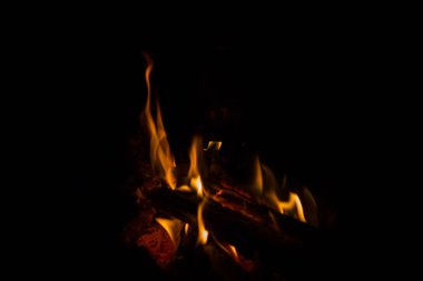 karanlık gece kazana için tripod closeup kamp ateşi.