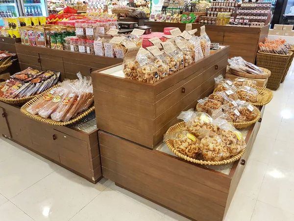 CHIANG RAI, TAILANDIA - 1 DE MARZO: productos alimenticios en la estantería de los grandes almacenes Central Plaza el 1 de marzo de 2017 en Chiang rai, Tailandia — Foto de Stock