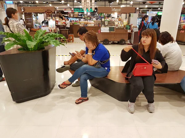 CHIANG RAI, TAILANDIA - 1 DE MARZO: Personas no identificadas usando teléfono móvil en los grandes almacenes Central Plaza el 1 de marzo de 2017 en Chiang rai, Tailandia —  Fotos de Stock