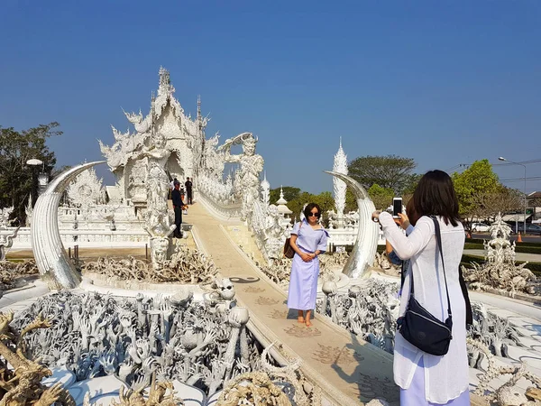 Chiang Rai, Tayland - 1 Mart: Chiang rai, Tayland 1 Mart 2017 üzerinde fotoğraf veya selfie Wat Rong Khun Tapınağı alarak tanımlanamayan turist — Stok fotoğraf