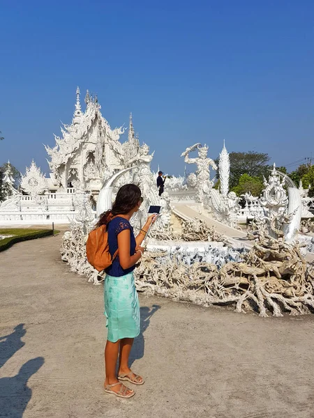 Chiang Rai, Tayland - 1 Mart: Chiang rai, Tayland 1 Mart 2017 üzerinde fotoğraf veya selfie Wat Rong Khun Tapınağı alarak tanımlanamayan turist — Stok fotoğraf