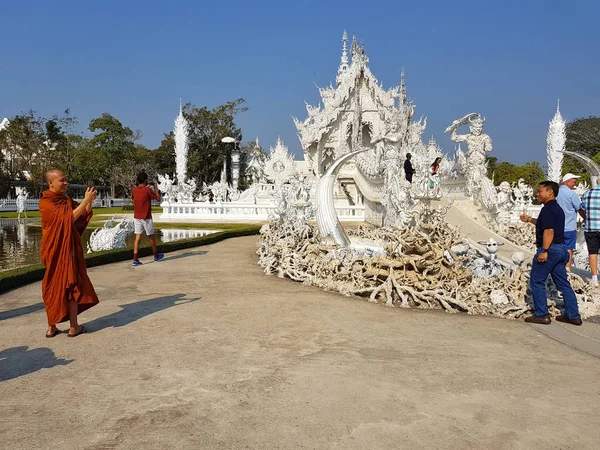 Chiang Rai, Tayland - 1 Mart: Chiang rai, Tayland 1 Mart 2017 üzerinde fotoğraf Wat Rong Khun Tapınağı alarak tanımlanamayan keşiş — Stok fotoğraf