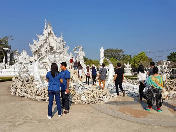 Chiang Rai, Thajsko - březen 1: Neznámý turisty při chrámu Wat Rong Khun fotografii nebo selfie na 1. března 2017 v Chiang rai, Thajsko — Stock fotografie