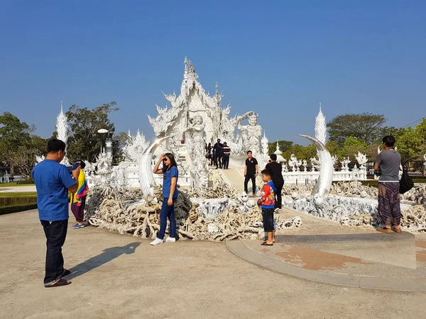 Chiang Rai, Thailand - 1 mars: Oidentifierade turister tar foto eller en selfie Wat Rong Khun tempel 1 mars 2017 i Chiang rai, Thailand — Stockfoto