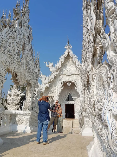 CHIANG RAI, THAILAND - MARÇO 1: Turistas não identificados tirando foto ou selfie Wat Rong Khun templo em março 1, 2017 em Chiang rai, Tailândia — Fotografia de Stock