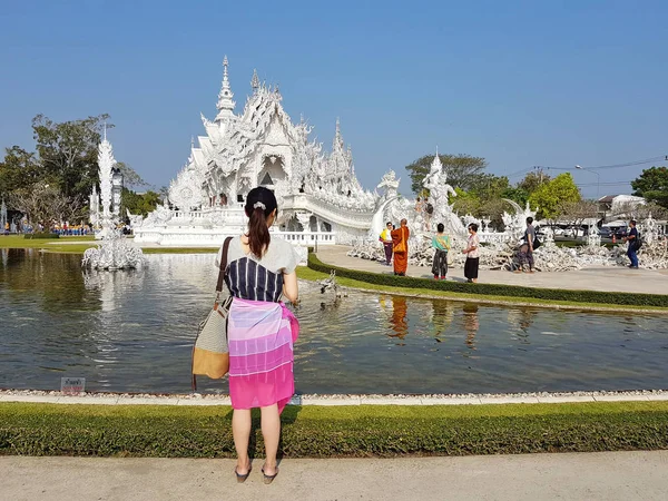 Chiang Rai, Tayland - 1 Mart: Tanımlanamayan turist Wat Rong Khun Tapınağı 1 Mart 2017 üzerinde Chiang rai, Tayland ziyaret — Stok fotoğraf