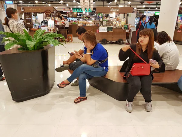 CHIANG RAI, THAILAND - MARCH 1 : Unidentified people using mobile phone in Central Plaza department store on March 1, 2017 in Chiang rai, Thailand — Stock Photo, Image