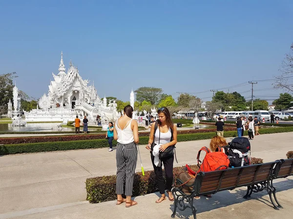 CHIANG RAI, THAILAND - MARÇO 1: Turistas caucasianos não identificados visitam o templo Wat Rong Khun em 1 de março de 2017 em Chiang rai, Tailândia — Fotografia de Stock