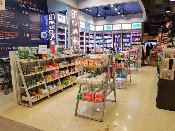 CHIANG RAI, THAÏLANDE - 1er MARS : pharmacie au grand magasin Central Plaza le 1er mars 2017 à Chiang rai, Thaïlande — Photo