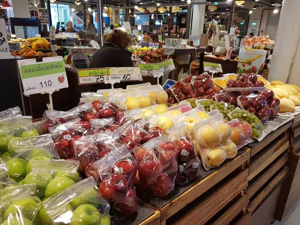 Chiang Rai, Thailand - 1 maart: diverse vruchten die worden verkocht op plank in supermarkt op Central Plaza warenhuis op 1 maart 2017 in Chiang rai, Thailand — Stockfoto