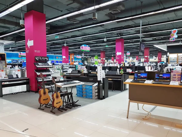 CHIANG RAI, THAÏLANDE - 1er MARS : Vue intérieure du grand magasin avec zone informatique au grand magasin Central Plaza le 1er mars 2017 à Chiang rai, Thaïlande — Photo