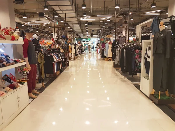 CHIANG RAI, THAILAND - MARÇO 1: Vista interior da loja de departamento com corredor na loja de departamento Central Plaza em 1 de março de 2017 em Chiang rai, Tailândia — Fotografia de Stock