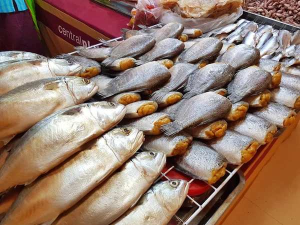 Peixe seco vendido no supermercado — Fotografia de Stock