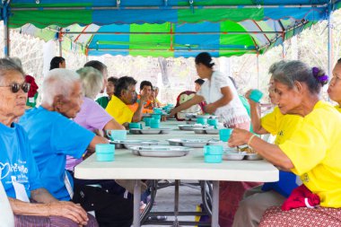 Chiang Rai, Tayland - 19 Şubat: kimliği belirsiz Asyalı insanlar yemek yiyecek bir çadır altında 19 Şubat 2016 üzerinde Chiang rai, Tayland.