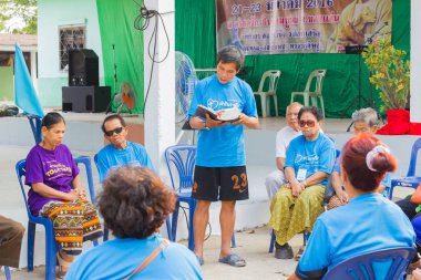Chiang Rai, Tayland - 20 Şubat: Kutsal İncil ile 20 Şubat 2016 üzerinde Chiang rai, Tayland dua tanımlanamayan kişi.