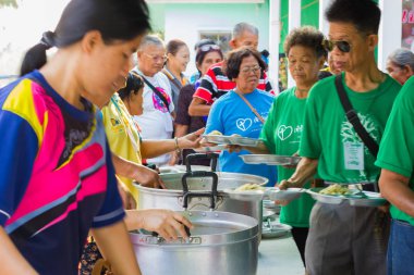 Chiang Rai, Tayland - 19 Şubat: kimliği belirsiz Asyalı insanlar yemek yiyecek bir çadır altında 19 Şubat 2016 üzerinde Chiang rai, Tayland.