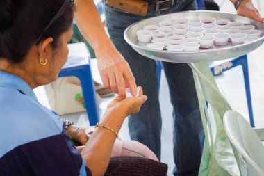 Chiang Rai, Tayland - 20 Şubat: kimliği belirsiz kişi komünyon, Chiang rai, Tayland 20 Şubat 2016 üzerinde şarap alarak katılmak.