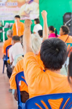 cüzzam acı tatlı yaşlı Asyalı kadın konferans salonunda elini kaldırsın