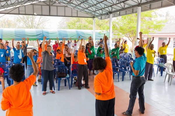 CHIANG RAI, TAILANDIA - 20 DE FEBRERO: personas no identificadas se unen a la actividad de ejercicio bailando el 20 de febrero de 2016 en Chiang rai, Tailandia . — Foto de Stock