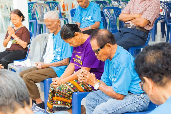 Chiang Rai, Tayland - 20 Şubat: Kutsal İncil ile 20 Şubat 2016 üzerinde Chiang rai, Tayland dua tanımlanamayan kişi. — Stok fotoğraf