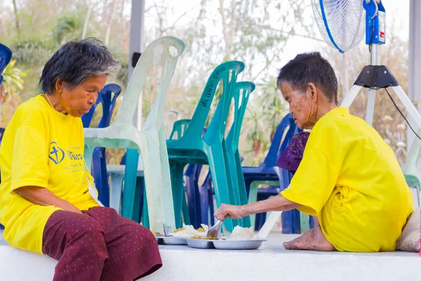 Chiang Rai, Tayland - 19 Şubat: Chiang rai, Tayland 19 Şubat 2016 üzerinde yemek yeme cüzzam acı kimliği belirsiz eski Asyalı kadınlar. — Stok fotoğraf