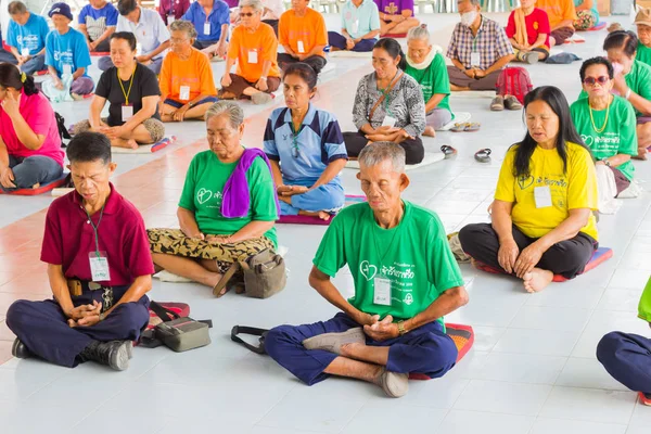 Chiang Rai, Tayland - 20 Şubat: Chiang rai, Tayland 20 Şubat 2016 meditasyon yapma cüzzam acı kimliği belirsiz eski Asyalı kadın. — Stok fotoğraf